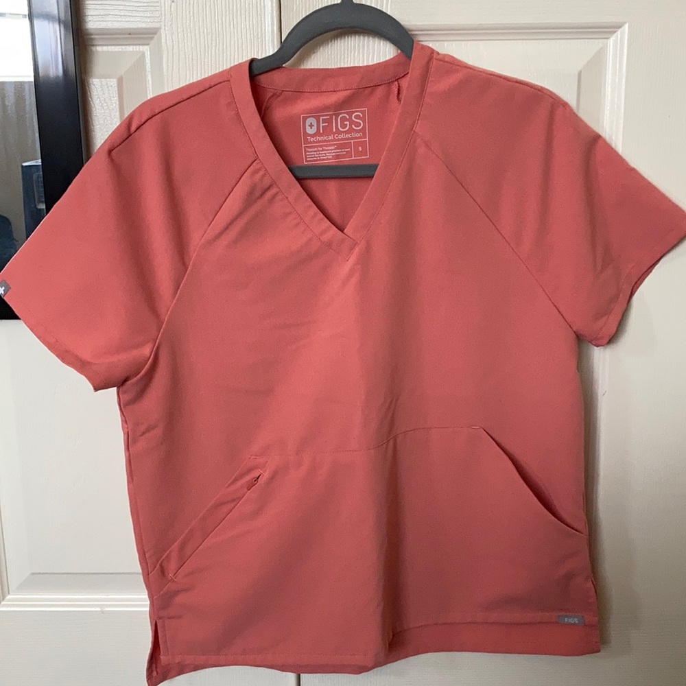 Figs Coral Scrub Top